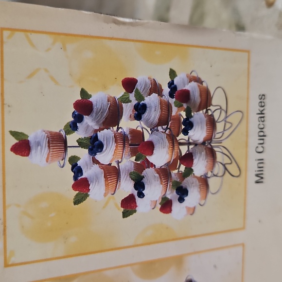 Wilton Cupcakes 'N More Mini Dessert Stand - Picture 7 of 11